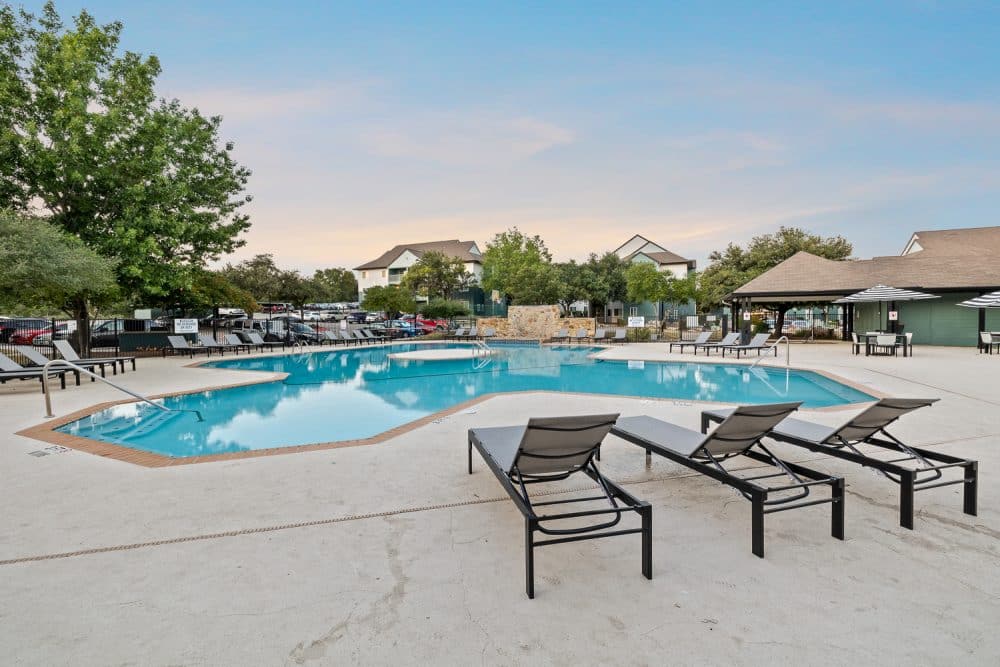 the outpost san marcos apartments near texas state university resort style pool upgraded pool furniture